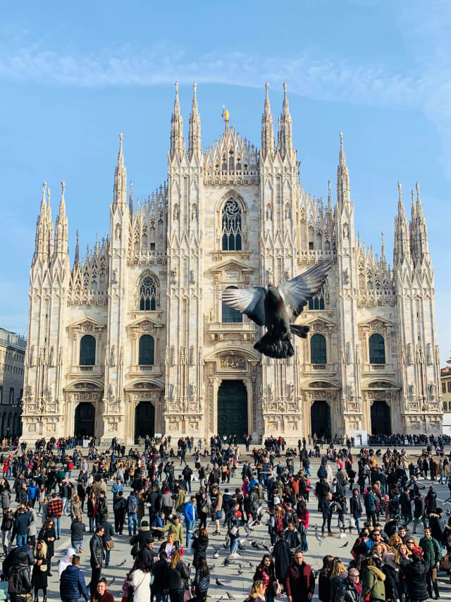 Туристы у Миланского собора