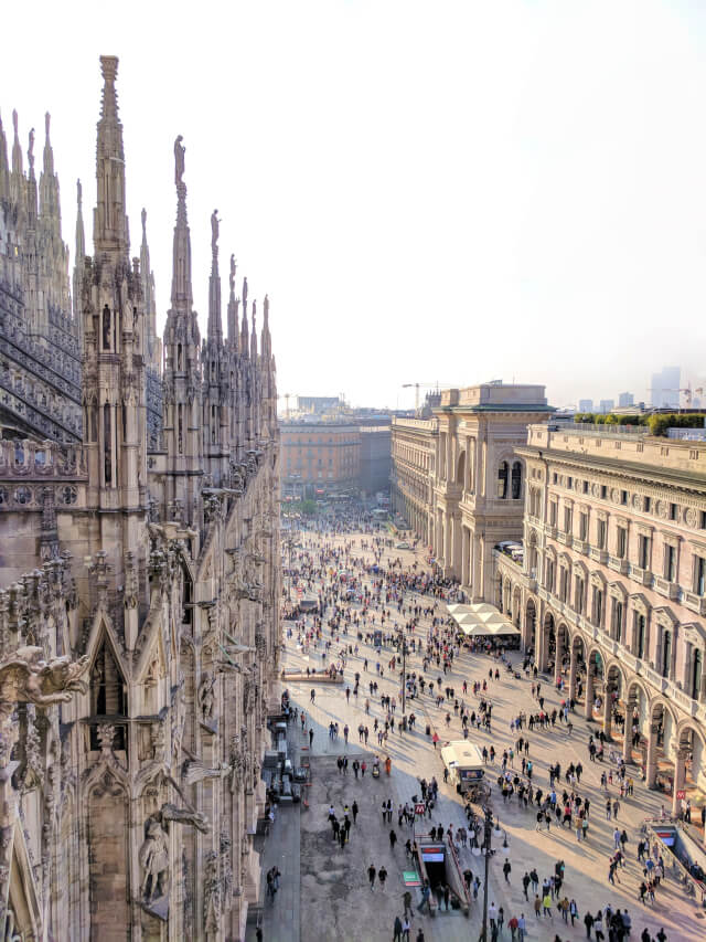 Вид с террас собор Дуомо в Милане, Италия